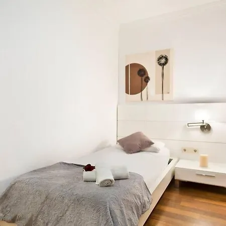 And Elegant 4 Bedroom By Placa Catalunya Apartment *